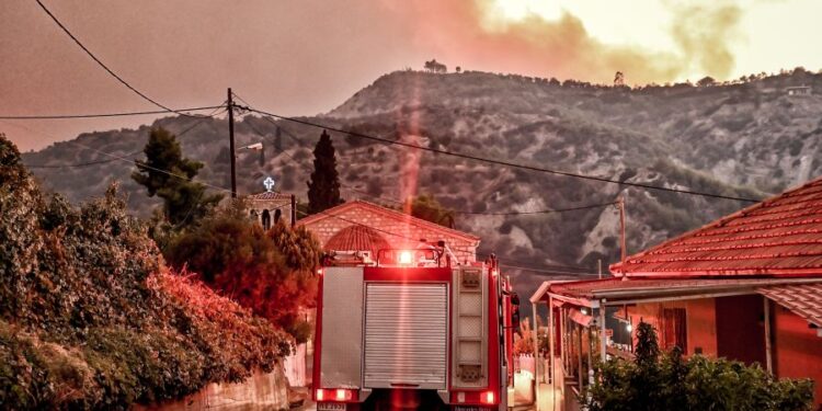 Μάχη με τις αναζωπυρώσεις στο Ξυλόκαστρο – Έκκληση Κικίλια προς τους πολίτες να υπακούν στα 112