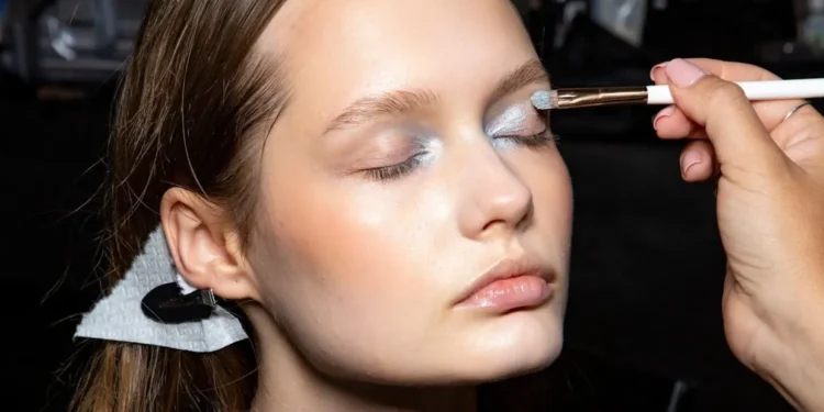 Silver eyeshadow: To μεγαλύτερο trend του φθινοπώρου ταιριάζει σε όλες!