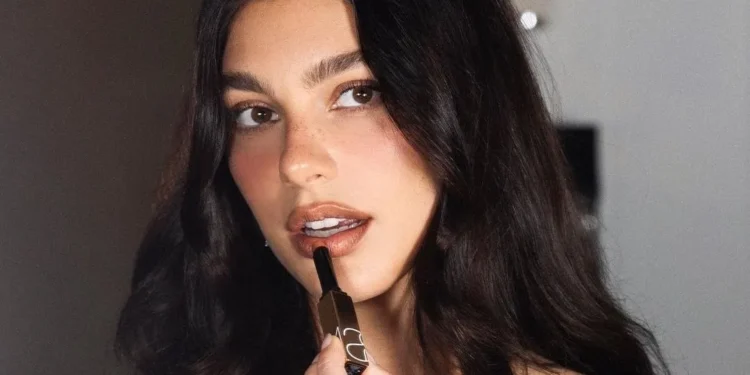 Tο anti-mascara trend είναι το μυστικό για μαυρισμένη επιδερμίδα και το φθινόπωρο