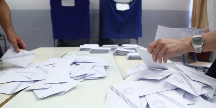 Δημοσκόπηση: Πίεση ΝΔ από τα δεξιά – Προβάδισμα Ανδρουλάκη, τι βλέπουν στο ΣΥΡΙΖΑ – Σε λάθος κατεύθυνση η χώρα