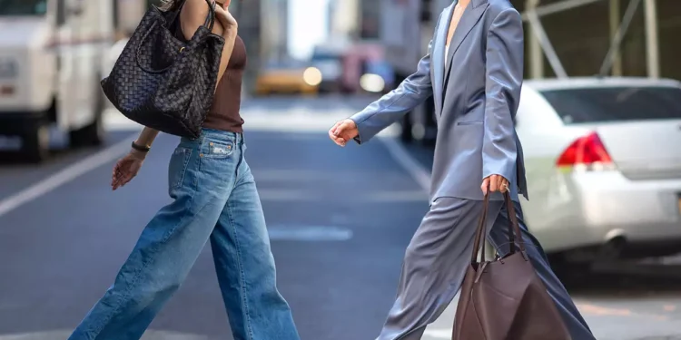 Τσάντες: Οι stylers αυτό το φθινόπωρο κρατάνε μόνο oversized σχέδια!