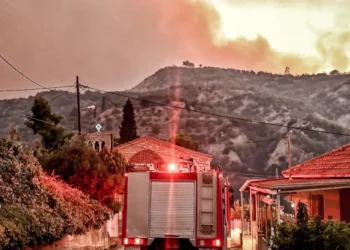Κορινθία: Βελτίωση στο πύρινο μέτωπο, θρήνος για τους δύο νεκρούς εθελοντές