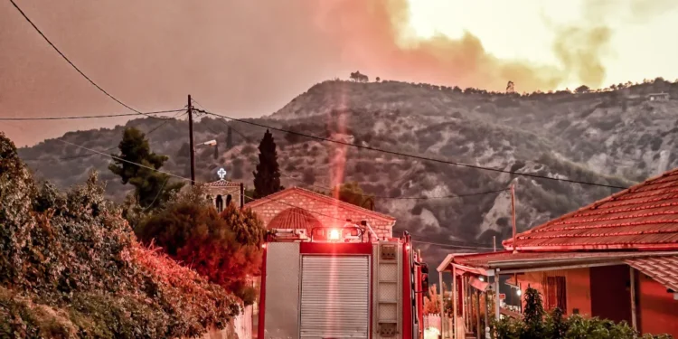 Κορινθία: Βελτίωση στο πύρινο μέτωπο, θρήνος για τους δύο νεκρούς εθελοντές