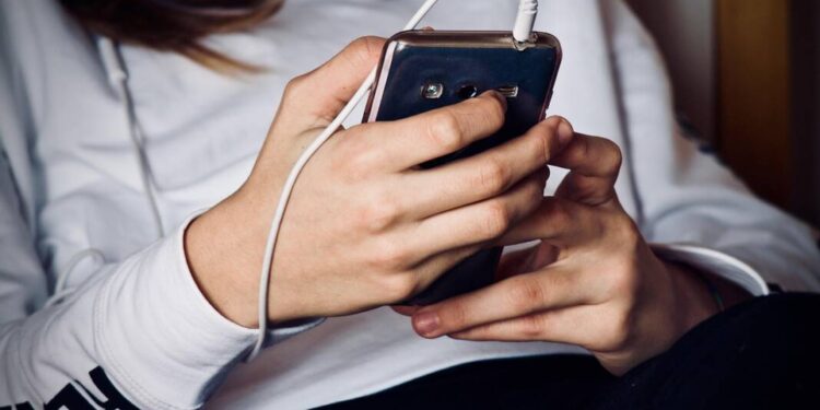 ΠΟΥ: Προβληματική χρήση των social media κάνουν οι έφηβοι στην Ευρώπη – Τα ποσοστά στην Ελλάδα