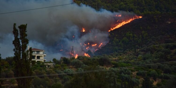 Τραγωδία στην Κορινθία: Εντοπίστηκαν δύο σοροί – Μαίνεται το πύρινο μέτωπο
