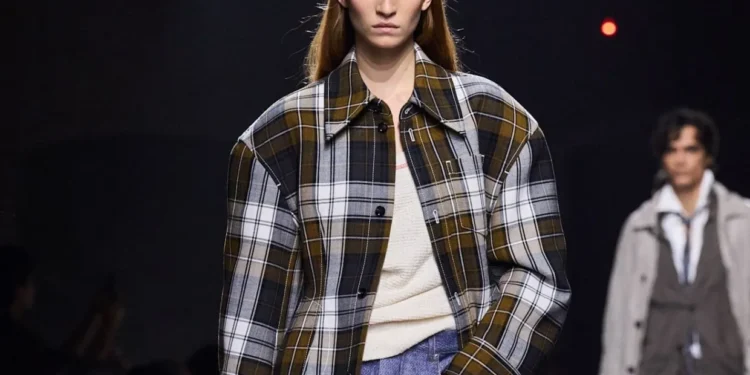Το flannel shirt είναι το πρώτο πανωφόρι που θα χρειαστείς τον Οκτώβριο