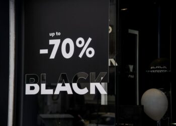 Ένας στους δύο καταναλωτές σχεδιάζει να κάνει αγορές την Black Friday και τη Cyber Monday