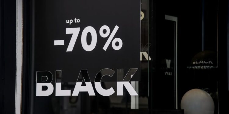 Ένας στους δύο καταναλωτές σχεδιάζει να κάνει αγορές την Black Friday και τη Cyber Monday