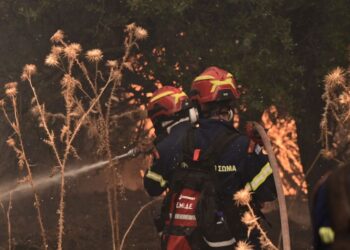 Τρίτη ημέρα πυρκαγιάς στο Ξυλόκαστρο – Ενισχύθηκαν τα εναέρια μέσα – Συνδρομή και από την ΕΕ