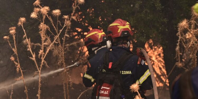 Τρίτη ημέρα πυρκαγιάς στο Ξυλόκαστρο – Ενισχύθηκαν τα εναέρια μέσα – Συνδρομή και από την ΕΕ