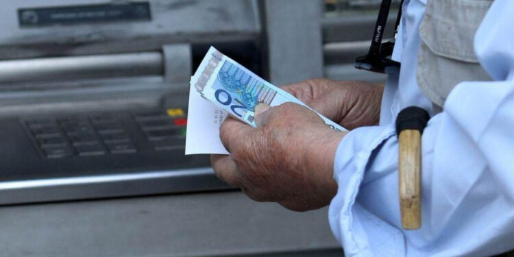Εισφορά αλληλεγγύης: Μόνο 12.000 συνταξιούχοι γλιτώνουν τη μείωση μέσω του «κόφτη»