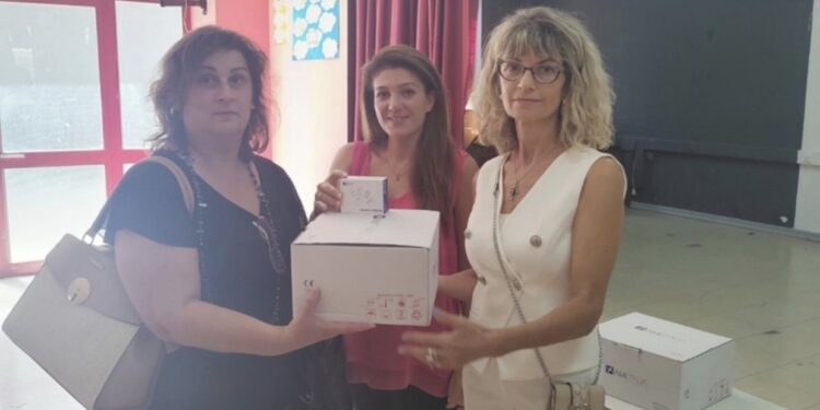 Φορητοί απινιδωτές στα σχολεία του Δήμου Ηρακλείου Αττικής
