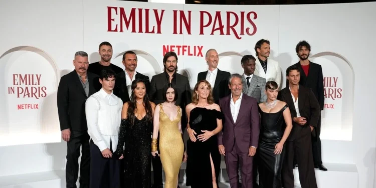 Μακρόν: Θα δώσω μάχη για να μείνει η Emily in Paris στη Γαλλία
