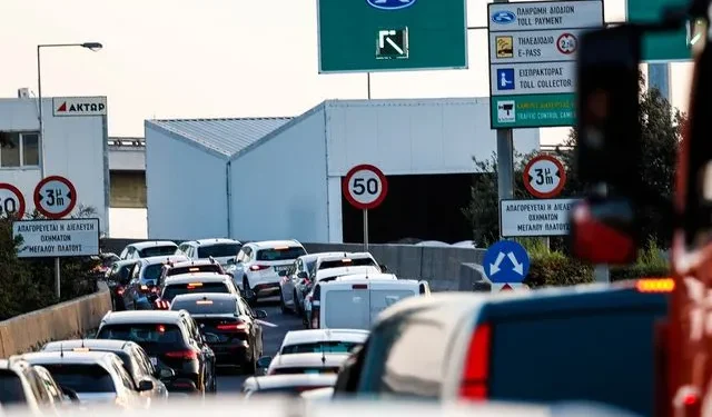 Κίνηση στους δρόμους: Μεγάλες καθυστερήσεις στην Αττική Οδό – Προβλήματα και στο κέντρο