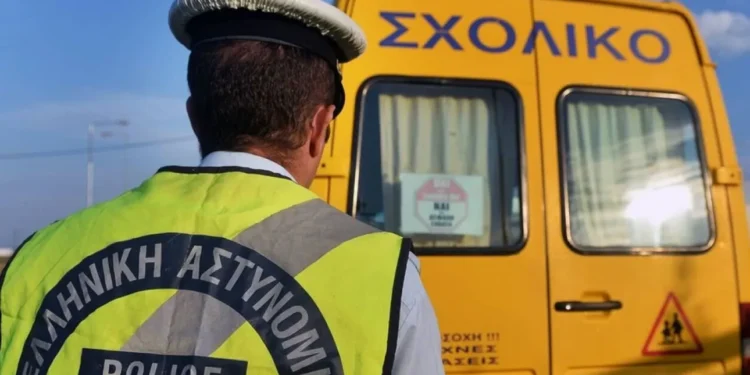 Τροχαίο με σχολικό στο Ν. Κόσμο – Ελαφρά τραυματίας η συνοδός