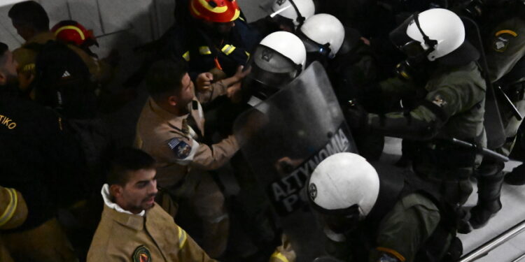 Διαμαρτυρία εποχικών πυροσβεστών το πρωί στη Βουλή