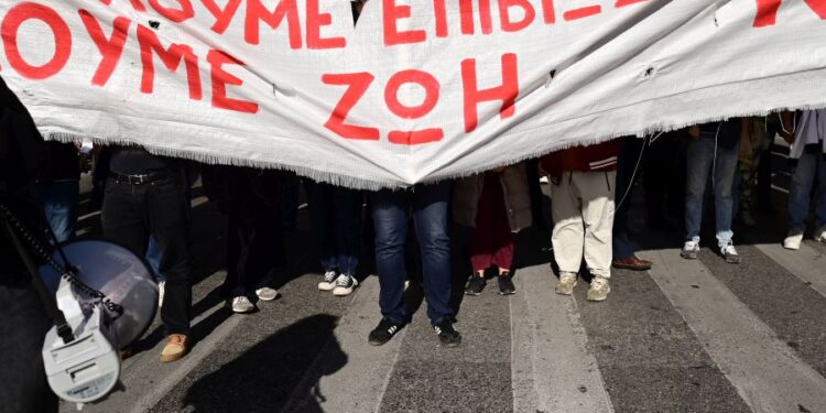 Σε απεργιακό κλοιό η χώρα-Ολοκληρώθηκαν οι πορείες και συγκεντρώσεις