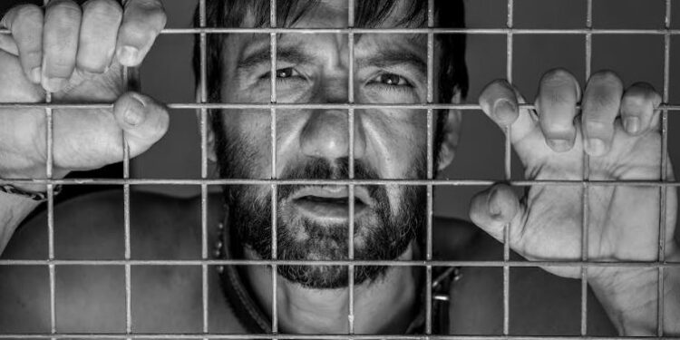 Ο Νίκος Ιωαννίδης μας μιλά για την παράσταση «Σκότωσα τον νταή του απαρτχάιντ»