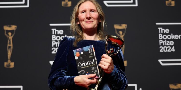 Η Samantha Harvey κερδίζει το Booker 2024 με το «Orbital»