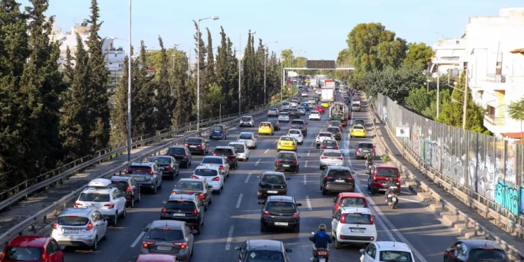 Κίνηση: Προβλήματα στους κεντρικούς δρόμους του Λεκανοπεδίου – Σοβαρό τροχαίο στην Αθηνών