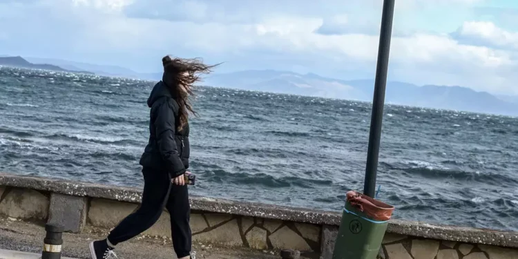 Καιρός: Ψυχρή εισβολή φέρνει τσουχτερό κρύο, καταιγίδες και χιόνια το Σαββατοκύριακο