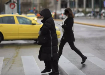 Καιρός: Πέφτει 10 βαθμούς η θερμοκρασία – Κολυδάς: «Πιάνουν τα μποφόρια, Κυριακή με πανωφόρια»