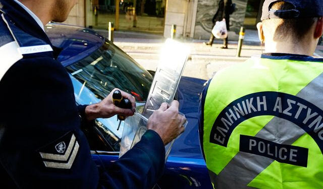 Χρυσοχοΐδης: Δεν θα επιστραφούν οι πινακίδες τα Χριστούγεννα