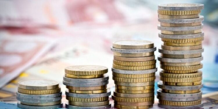 Προϋπολογισμός 2025: Υψηλότερα πλεονάσματα, φορο-έσοδα αλλά και πληθωρισμός – Στο 2,4% ο πήχης της ανάπτυξης, 1,1 δισεκ. οι παροχές