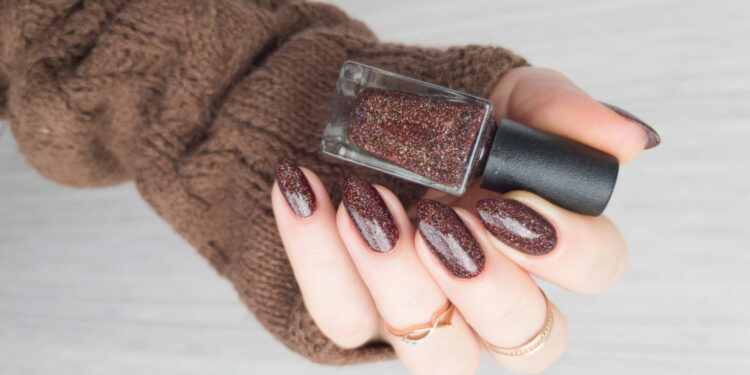 Cinnamon Glaze Nails: Το μανικιούρ που έγινε viral