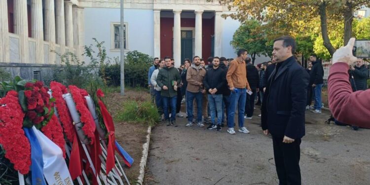 Στεφάνι στο Πολυτεχνείο κατέθεσε ο δήμαρχος Αθηναίων Χάρης Δούκας