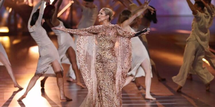 Σελίν Ντιόν: Τραγούδησε και έλαμψε σε show μόδας