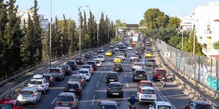 Κίνηση: Μποτιλιάρισμα σε Κηφισίας και Μεσογείων – Πού αλλού υπάρχουν προβλήματα