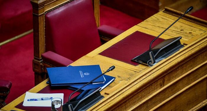 Φορολογικό νομοσχέδιο: Αλλαγές της τελευταίας στιγμής για τα Airbnb, τα φιλοδωρήματα και τα οχήματα σε ακινησία