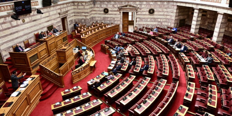 Βουλή: Συζήτηση στην Ολομέλεια για τον κατώτατο μισθό – Σήμερα η ψήφιση του νομοσχεδίου