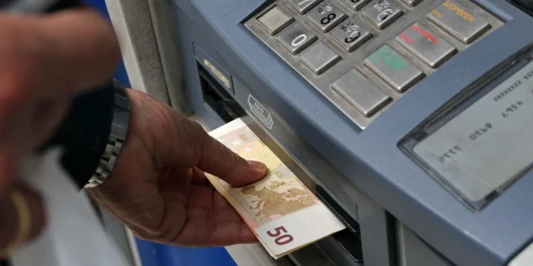 Τραπεζικές χρεώσεις: Τα ψιλά γράμματα των νέων μέτρων & πότε θα εφαρμοσθούν