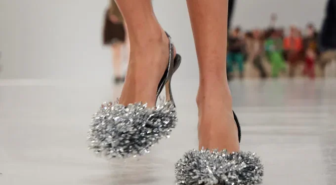 Party shoes: Τα classy σχέδια αποτελούν την chic επιλογή για το ρεβεγιόν