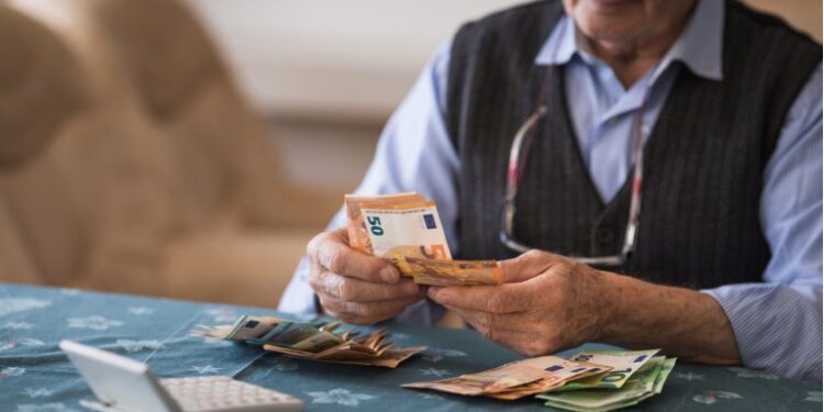 Πληρωμές αυξημένων συντάξεων, ενισχύσεων, επιδομάτων και του Δώρου Χριστουγέννων από σήμερα έως τις 23 του μηνός