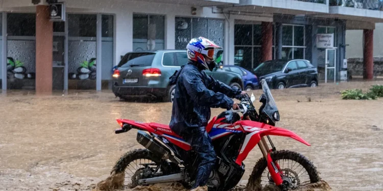 Έκτακτο Δελτίο ΕΜΥ: Βροχές, καταιγίδες, κεραυνοί «σαρώνουν» τη χώρα