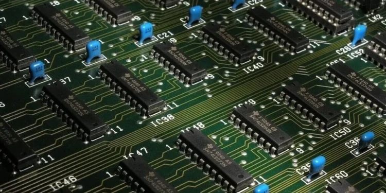 Κίνα: Φουντώνει ο εμπορικός πόλεμος – Φρένο στις εξαγωγές προς τις ΗΠΑ υλικών για μικροτσίπ