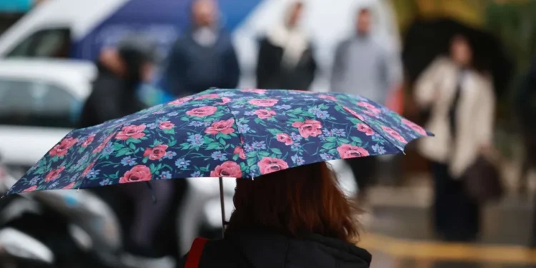 Στη δίνη της κακοκαιρίας παραμένει η Αττική – Πλημμυρισμένοι δρόμοι, στο «κόκκινο» η κίνηση
