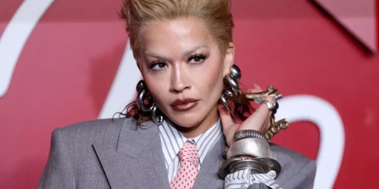 The Fashion Awards 2024: Η λαμπερή βραδιά όπου οι celebrities υιοθέτησαν τα πιο ανατρεπτικά beauty looks