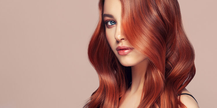 Maroon hair: Η νέα τάση στο χρώμα των μαλλιών για τον χειμώνα