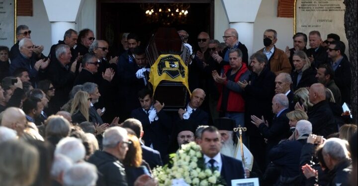 Συγκίνηση στην κηδεία του Νίκου Σαργκάνη