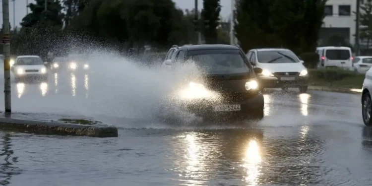 Κυκλοφοριακό χάος σε Κηφισό Κηφισίας λόγω βροχής – Μεγάλες καθυστερήσεις στην Αττική Οδό