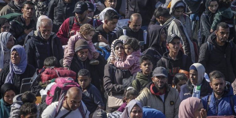 Επιστρέφουν στη βόρεια Γάζα χιλιάδες εκτοπισμένοι – Απελευθέρωση τριών Ισραηλινών ομήρων την Πέμπτη