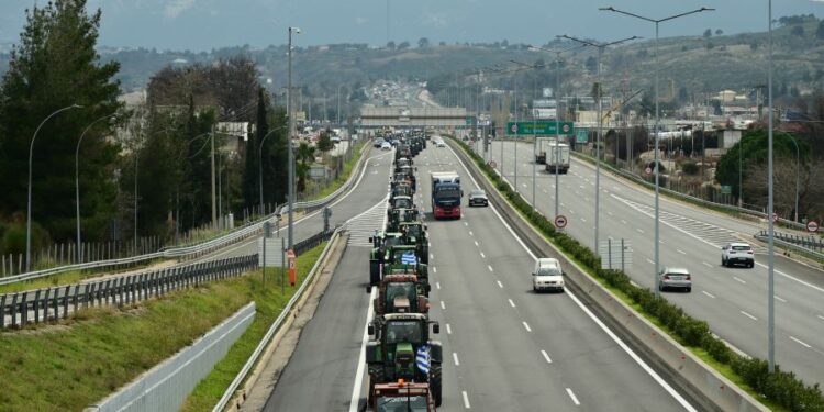 Επεισόδια μεταξύ αγροτών και ΜΑΤ στον κόμβο Ε-65