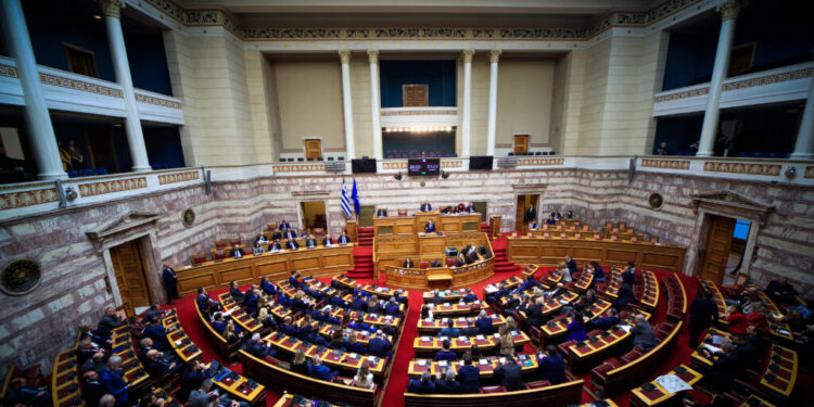 Στη Βουλή η τροπολογία για τα ασφάλιστρα υγείας – Τι προβλέπει