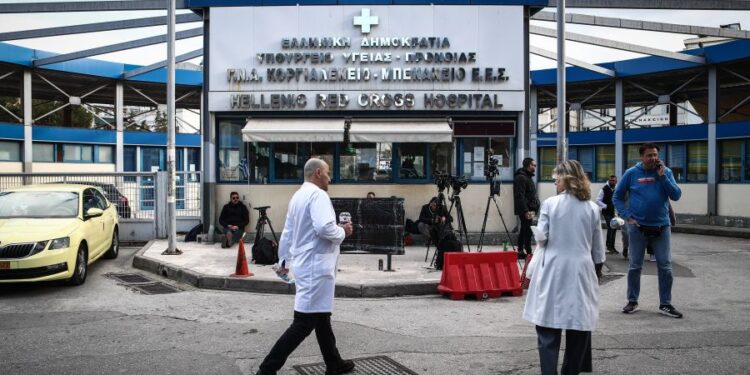 Σε κρίσιμη κατάσταση παραμένει ο Μίμης Δομάζος – Υποβλήθηκε σε αγγειοπλαστική