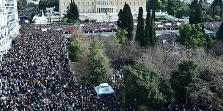 «Δεν έχω οξυγόνο» – Χιλιάδες διαδηλωτές για τα Τέμπη σε όλη την Ελλάδα