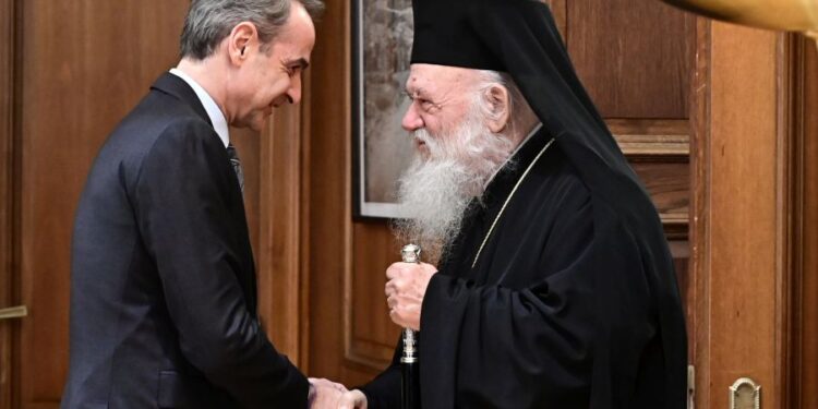 Συνάντηση Μητσοτάκη με Αρχιεπίσκοπο Ιερώνυμο – Μαζί στα Τίρανα για την κηδεία του Αρχιεπισκόπου Αναστάσιου